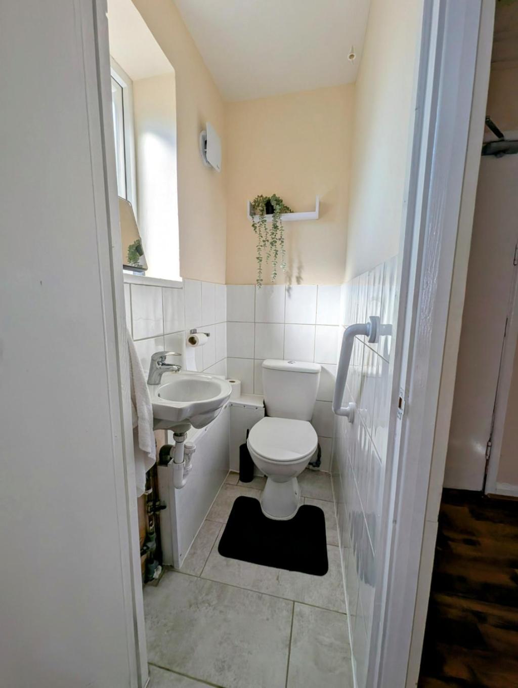 Cosy Double In Town Centre Apartment *