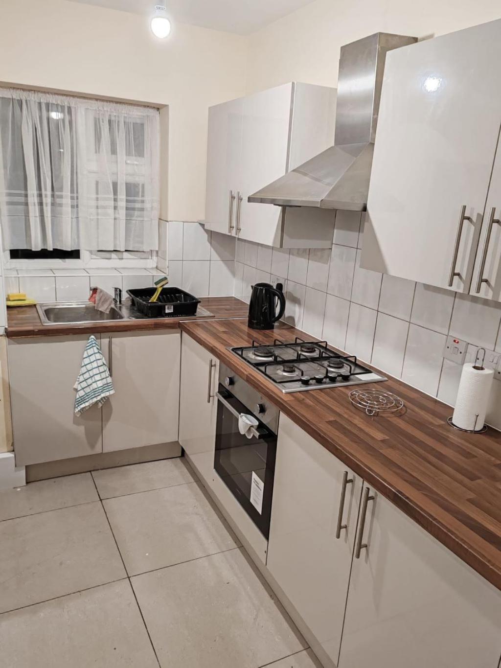 Cosy Double In Town Centre Apartment *