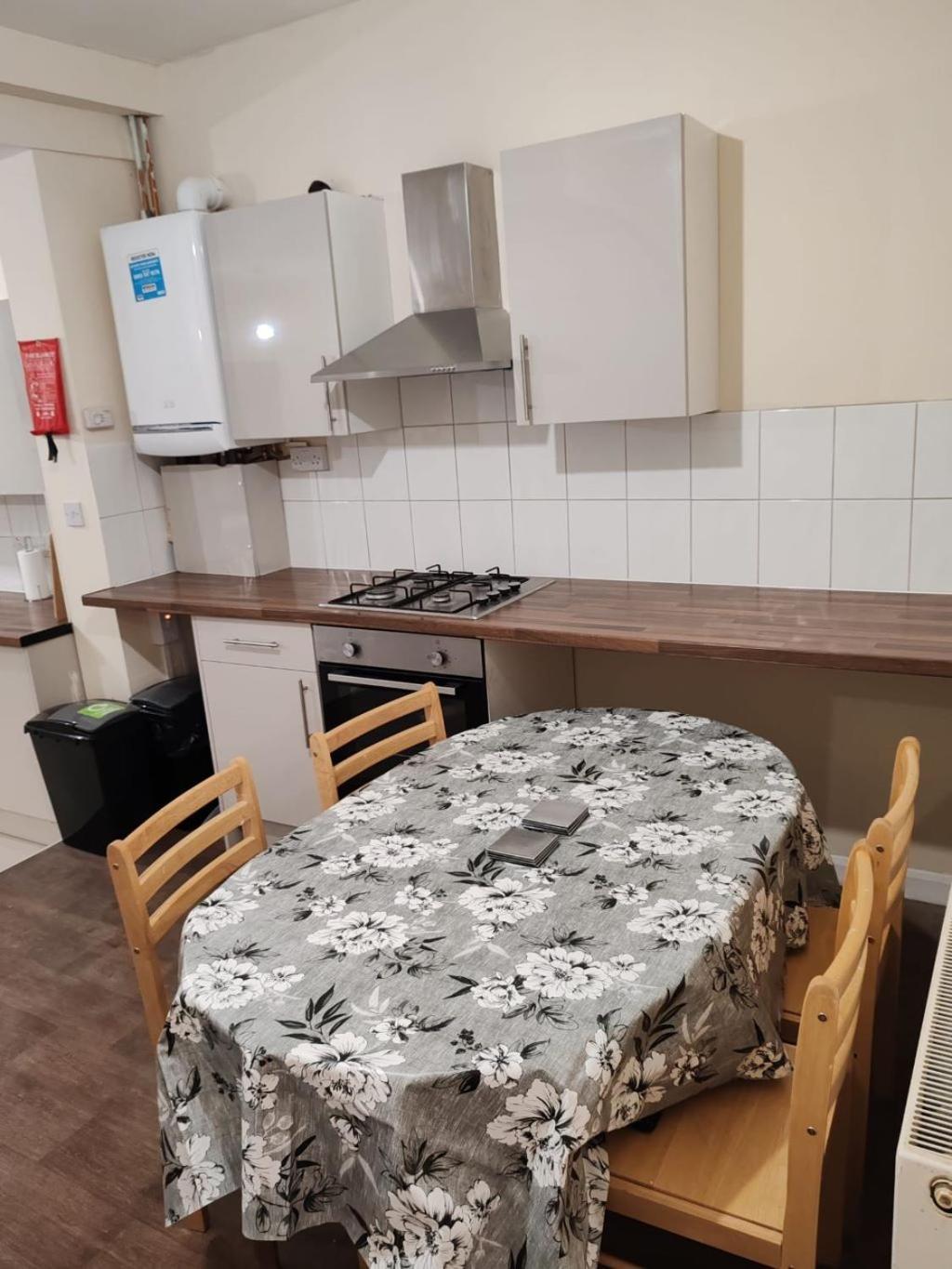 Cosy Double In Town Centre Apartment